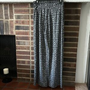 Maurice’s Wide Leg Pants with pockets, Size Small, Black/White